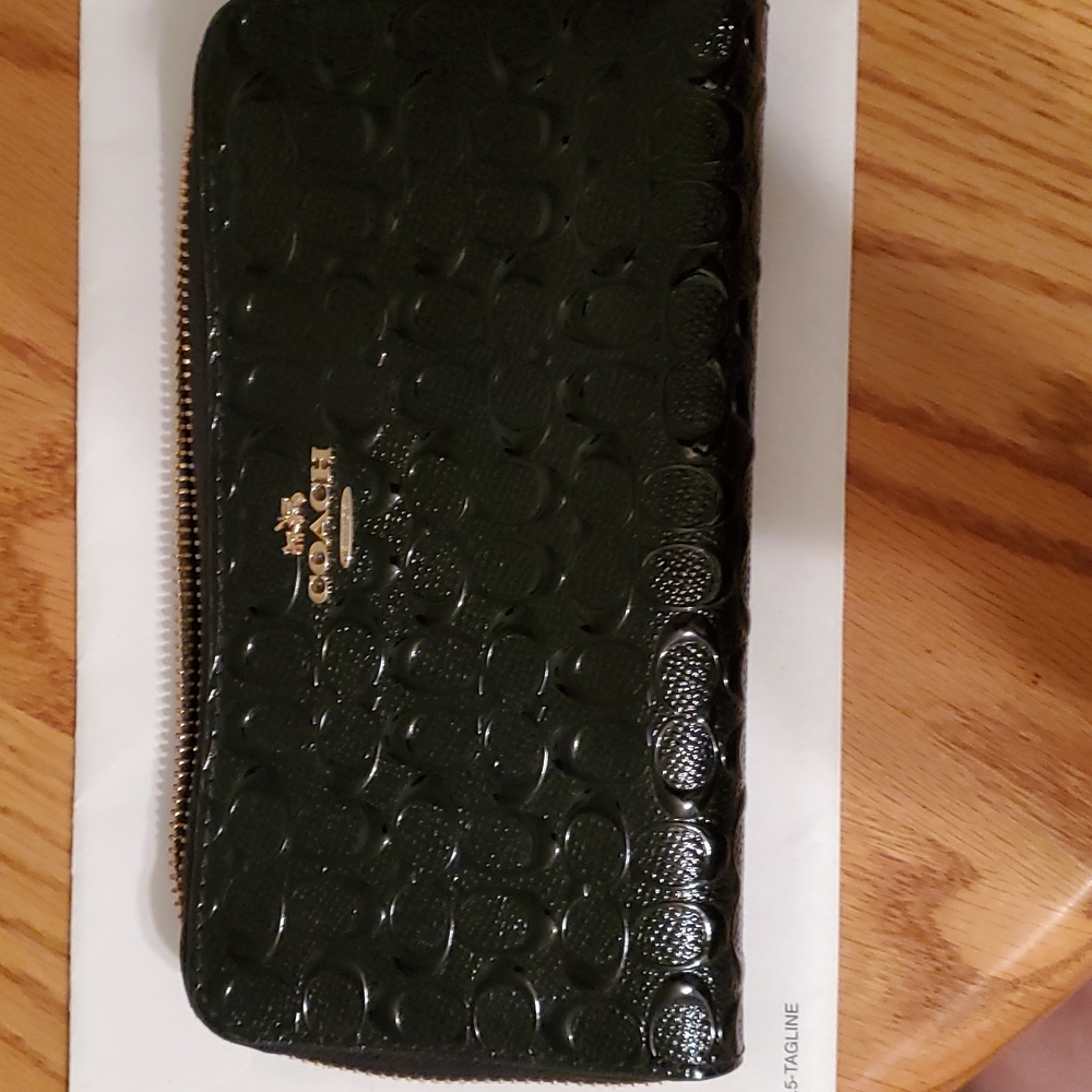 Very nice Coach wallet, barely used. Been stored away.